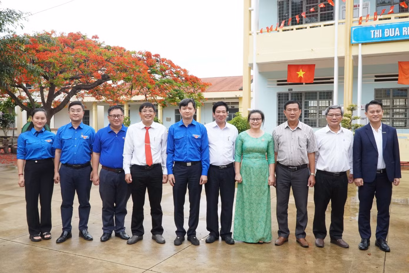 Anh Nguyễn Minh Triết cùng với đội ngũ giáo viên, học sinh tại Trường THPT Mạc Đĩnh Chi (huyện Chư Păh)
