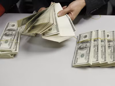 Tình trạng đô la hóa nền kinh tế khiến thị trường USD luôn bị hai giá 