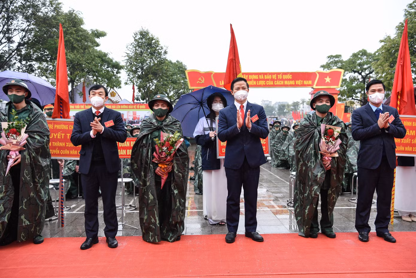 Phó Chỉ tịch Thường trực UBND tỉnh Bắc Ninh và Bí thư Thành ủy TP Từ Sơn Lê Xuân Lợi cùng đại diện các ban ngành tặng hoa và cùng các đại biểu chụp ảnh lưu niệm với tân binh trước giờ chuẩn bị lên đường.