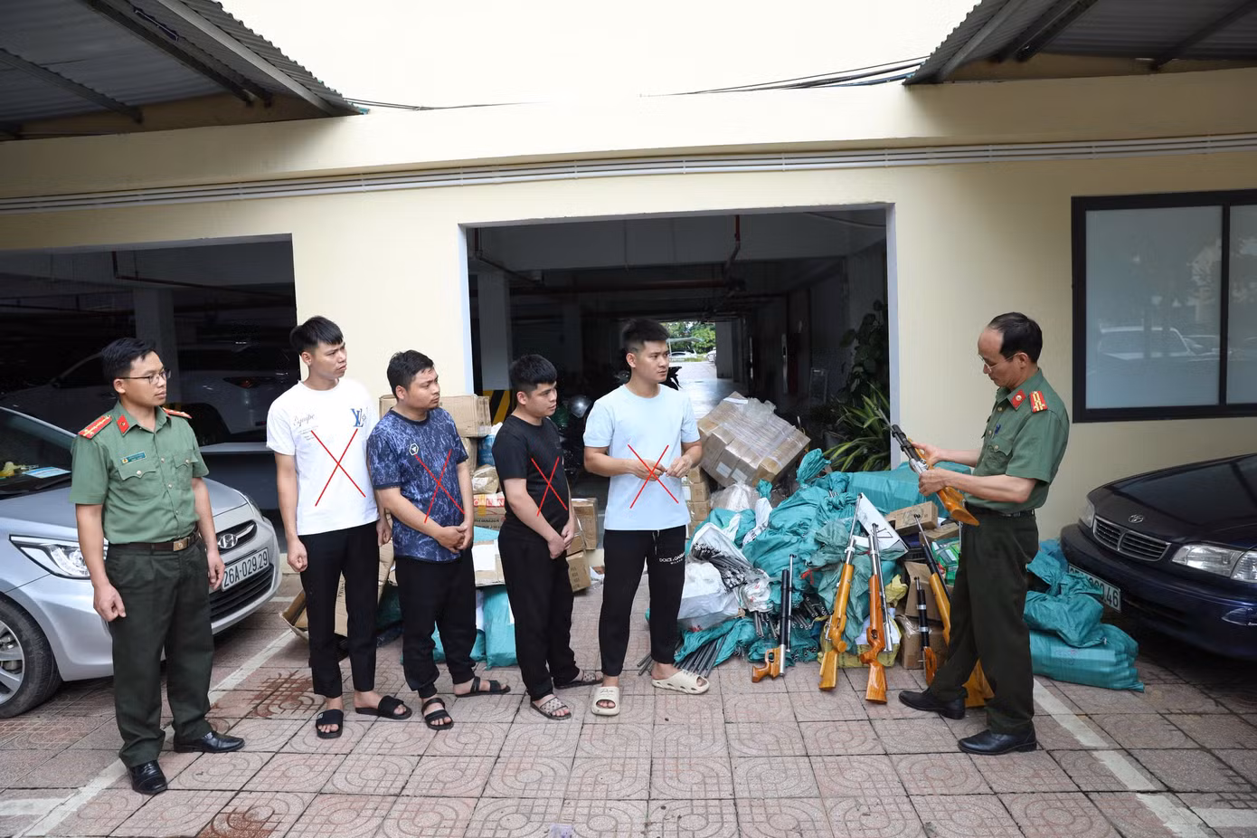 Các đối tượng và tang vật bị thu giữ. Các đối tượng và tang vật bị thu giữ.