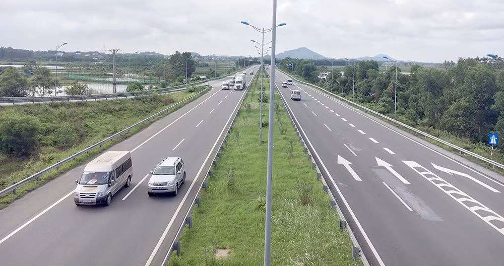 Cao tốc Nội Bài - Lào Cai chính thức vận hành thu phí tự động từ ngày 1/8 - đây là tuyến cao tốc cuối cùng của VEC thu phí tự động, đáp ứng tiến độ theo yêu cầu của Chính phủ.