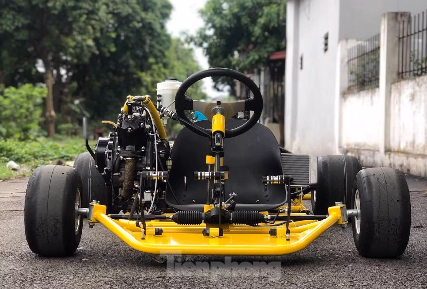 Chiếc xe sở hữu động cơ hai thì mạnh mẽ.