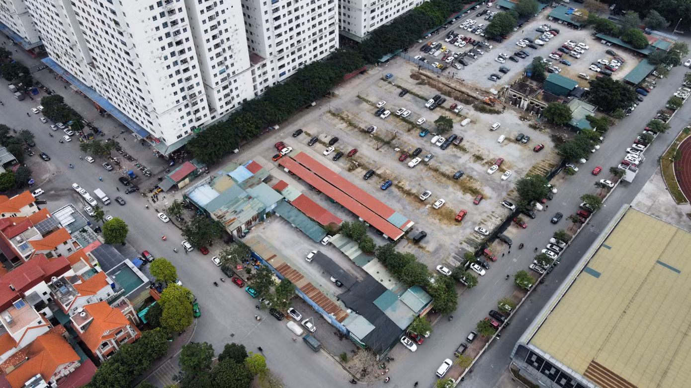 Theo ghi nhận, còn khoảng 80 xe ô tô vẫn đang gửi bên trong khu đất, lều lán vẫn chưa được tháo dỡ, di dời.