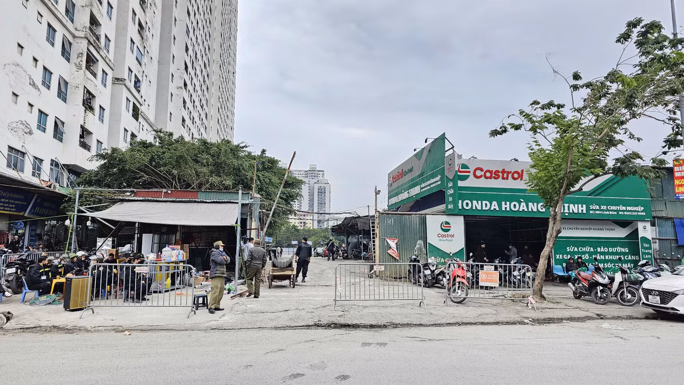Theo ghi nhận của PV, ngày 13/12, lực lượng chức năng phường Hoàng Liệt dựng rào chắn trước cổng vào khu đất dự án, hướng dẫn người dân không cho ô tô vào gửi bên trong.
