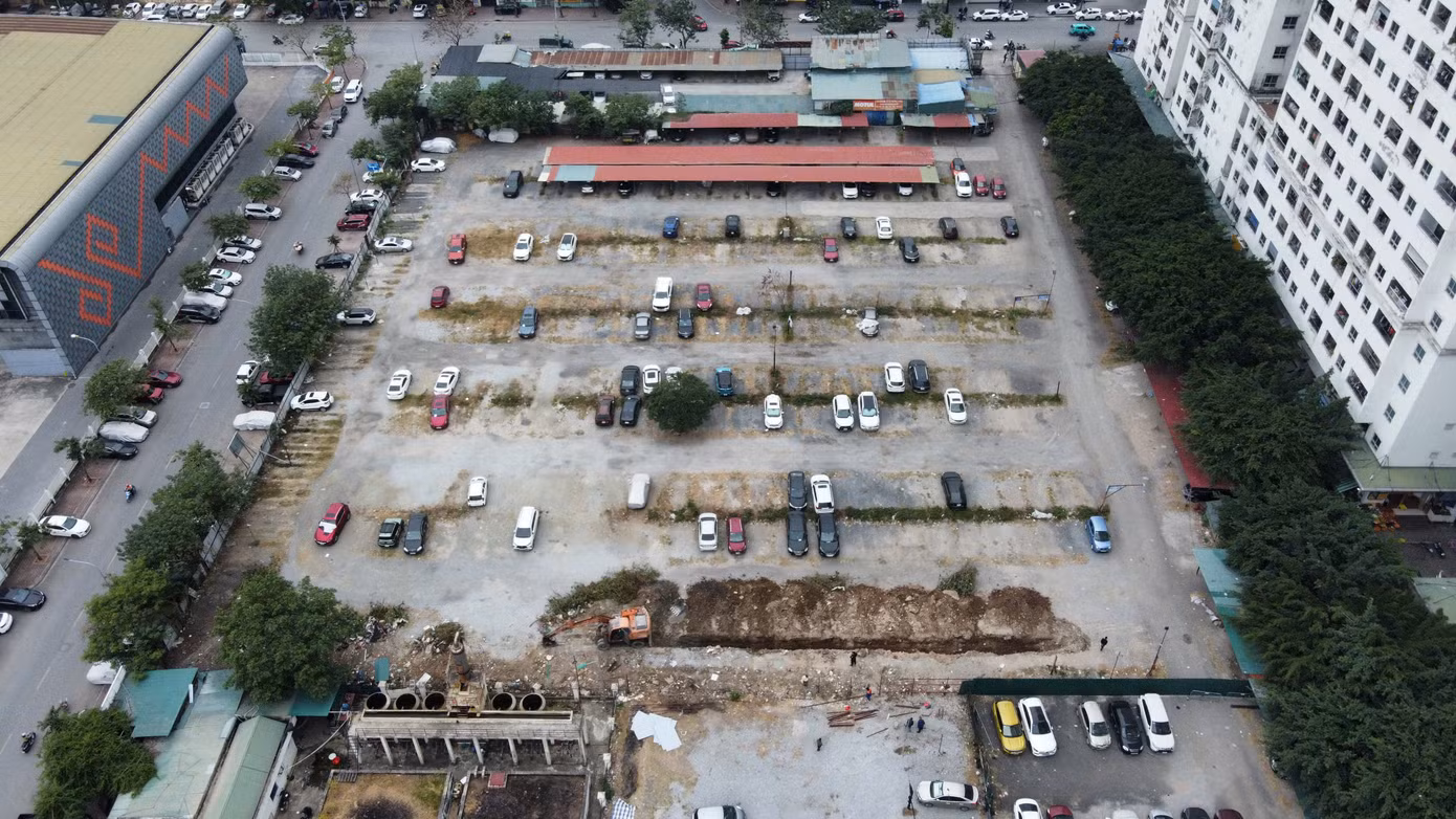 “Do đó, để dự án xây dựng trường tiểu học và trường mầm non tại ô đất TH3 và NT3 khu dịch vụ tổng hợp và nhà ở hồ Linh Đàm được tổ chức thi công thực hiện đúng tiến độ, góp phần đảm bảo nhu cầu trường học của địa phương, UBND phường sẽ phối hợp Tổng công ty đầu tư phát triển nhà và đô thị HUD tiến hành giải toả mặt bằng tại ô đất, dự kiến xong trước ngày 20/12”, ông Nguyễn Hải Tú thông tin.