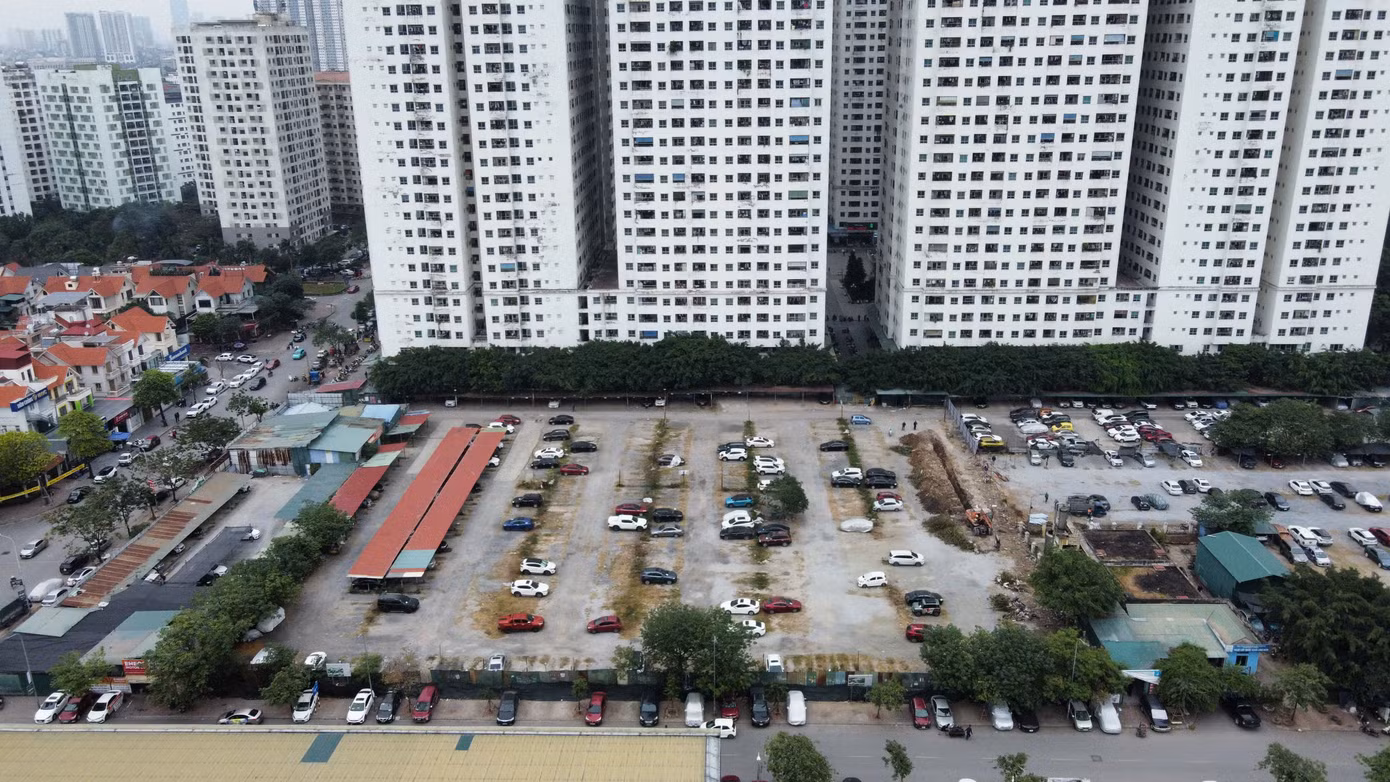 Phó Chủ tịch UBND phường Hoàng Liệt cho biết, hiện nay mặt bằng thực hiện dự án đang bị một số cá nhân, tổ chức sử dụng để thực hiện các mục đích trông giữ xe và các dịch vụ kinh doanh không phép, sai quy định, việc này làm ảnh hưởng đến quá trình chuẩn bị đầu tư xây dựng dự án.