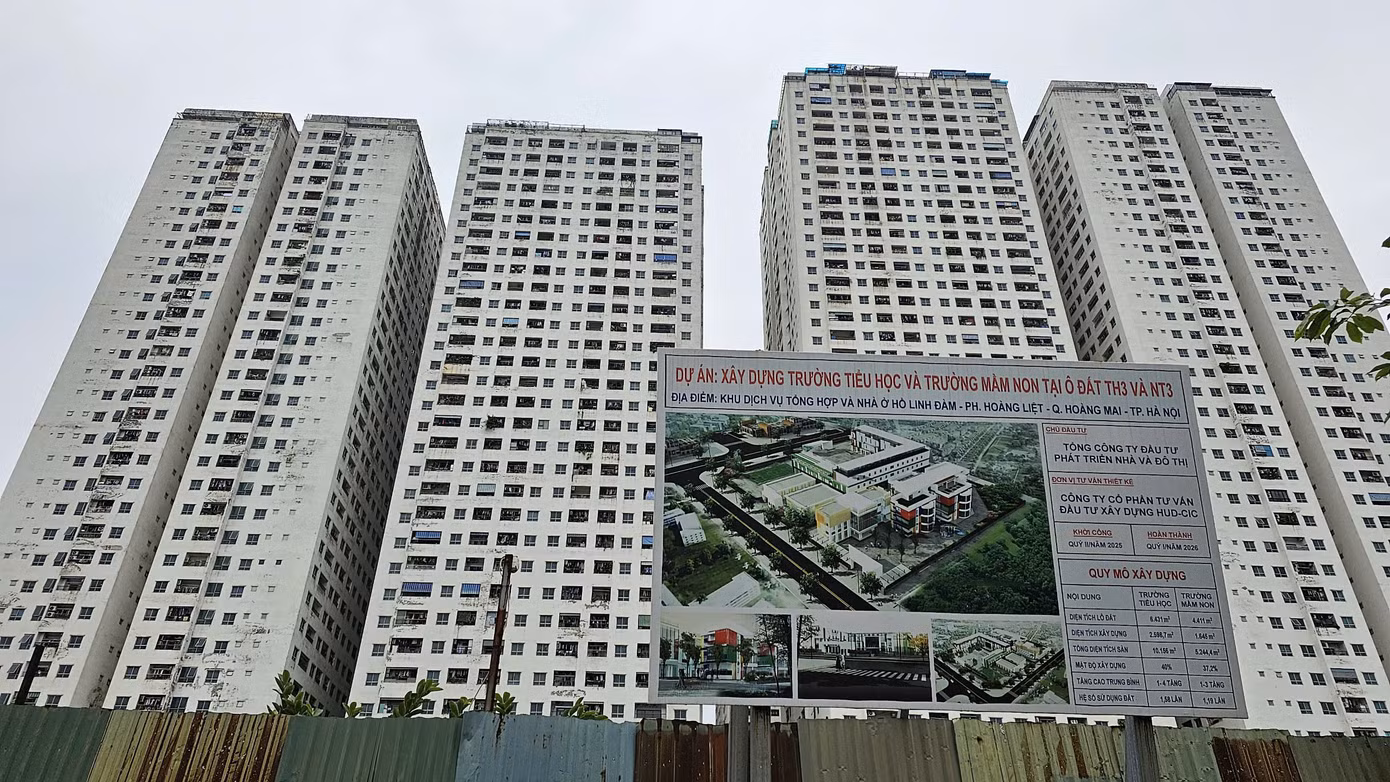Bảng thông tin dự án xây dựng trường tiểu học và trường mầm non dựng bên ngoài ô đất TH3 và NT3 khu dịch vụ tổng hợp và nhà ở hồ Linh Đàm, phường Hoàng Liệt.