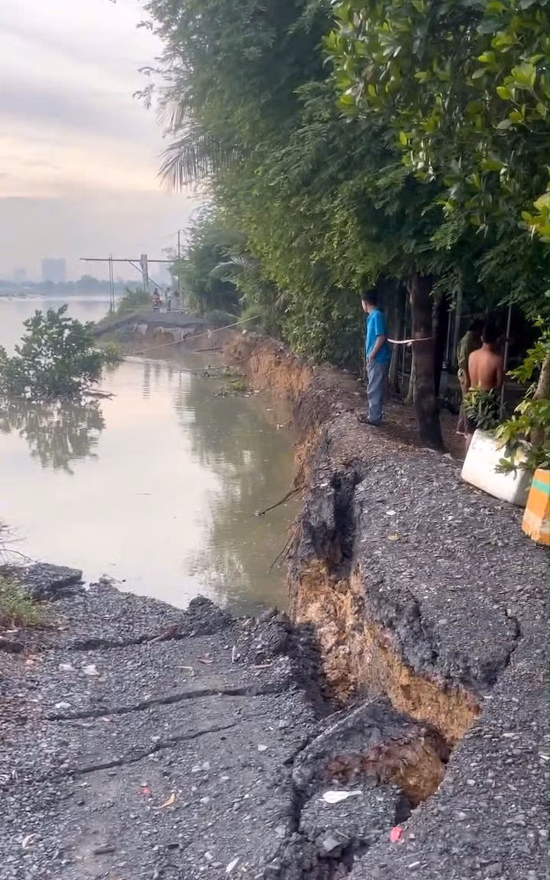 Hiện trạng đoạn bờ đê sông Sài Gòn bị sạt lở. Ảnh: M.Hoàng.