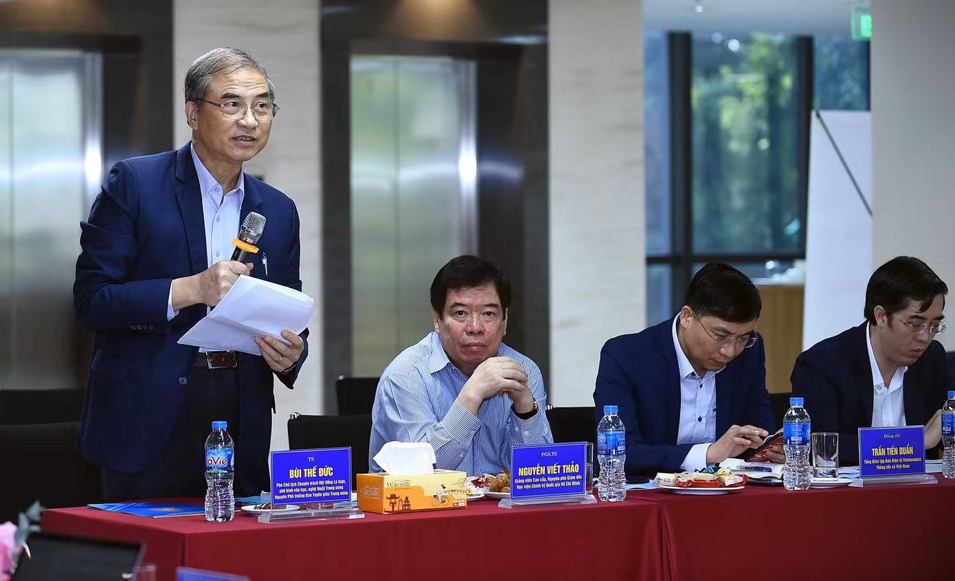 TS Bùi Thế Đức - Phó chủ tịch chuyên trách Hội đồng Lý luận, phê bình văn học, nghệ thuật T.Ư, nguyên Phó trưởng Ban Tuyên giáo T.Ư góp ý Đề án cần có các giải pháp phù hợp với lứa tuổi thanh thiếu niên; cần có sự tham gia tuyên truyền của hệ thống báo chí. Ảnh: Xuân Tùng.