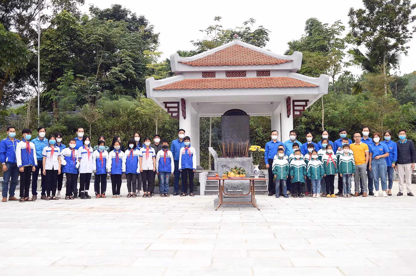 Đoàn hành trình và đoàn viên, thanh thiếu nhi xã Minh Thanh bên Nhà bia di tích cơ quan Trung ương Đoàn TNCS Hồ Chí Minh.