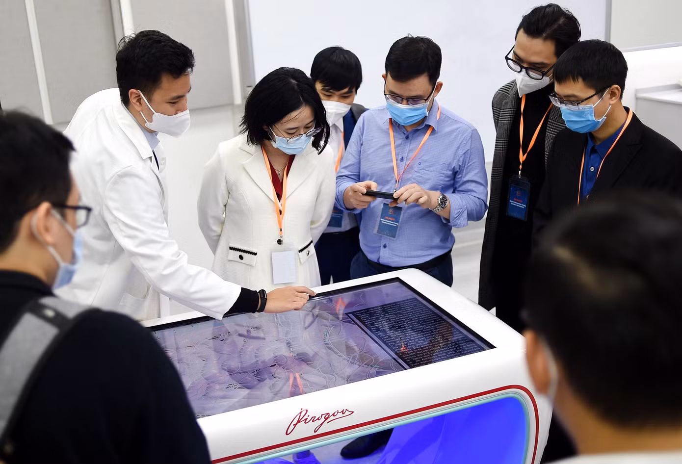Các đại biểu có dịp tìm hiểu, trải nghiệm về ngành Y học khi có sự kết nối công nghệ.