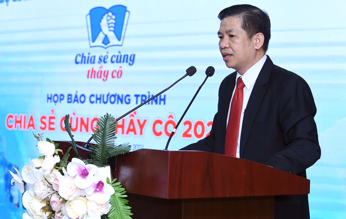 Ông Trịnh Văn Hào bày tỏ: "Càng trong nghịch cảnh, các thầy cô càng kiên cường và trở thành điểm tựa vững chắc cho các học sinh, giúp việc học không gián đoạn dù trong bất cứ hoàn cảnh nào”.