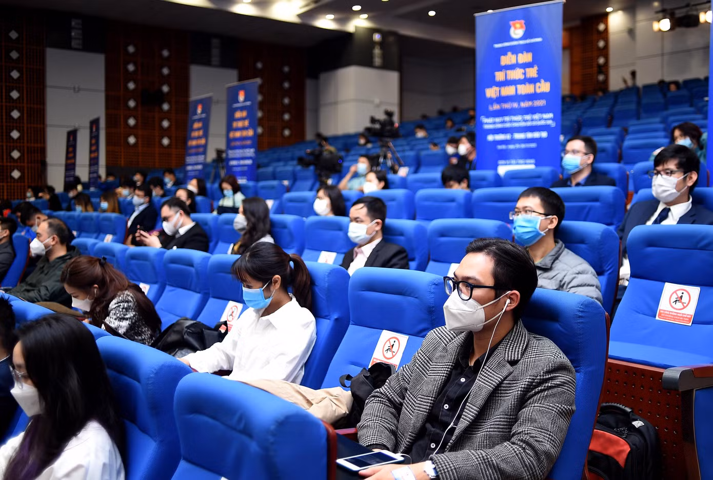 Diễn đàn diễn ra trực tiếp tại ĐH Kinh tế Quốc dân Hà Nội. Ảnh: Xuân Tùng
