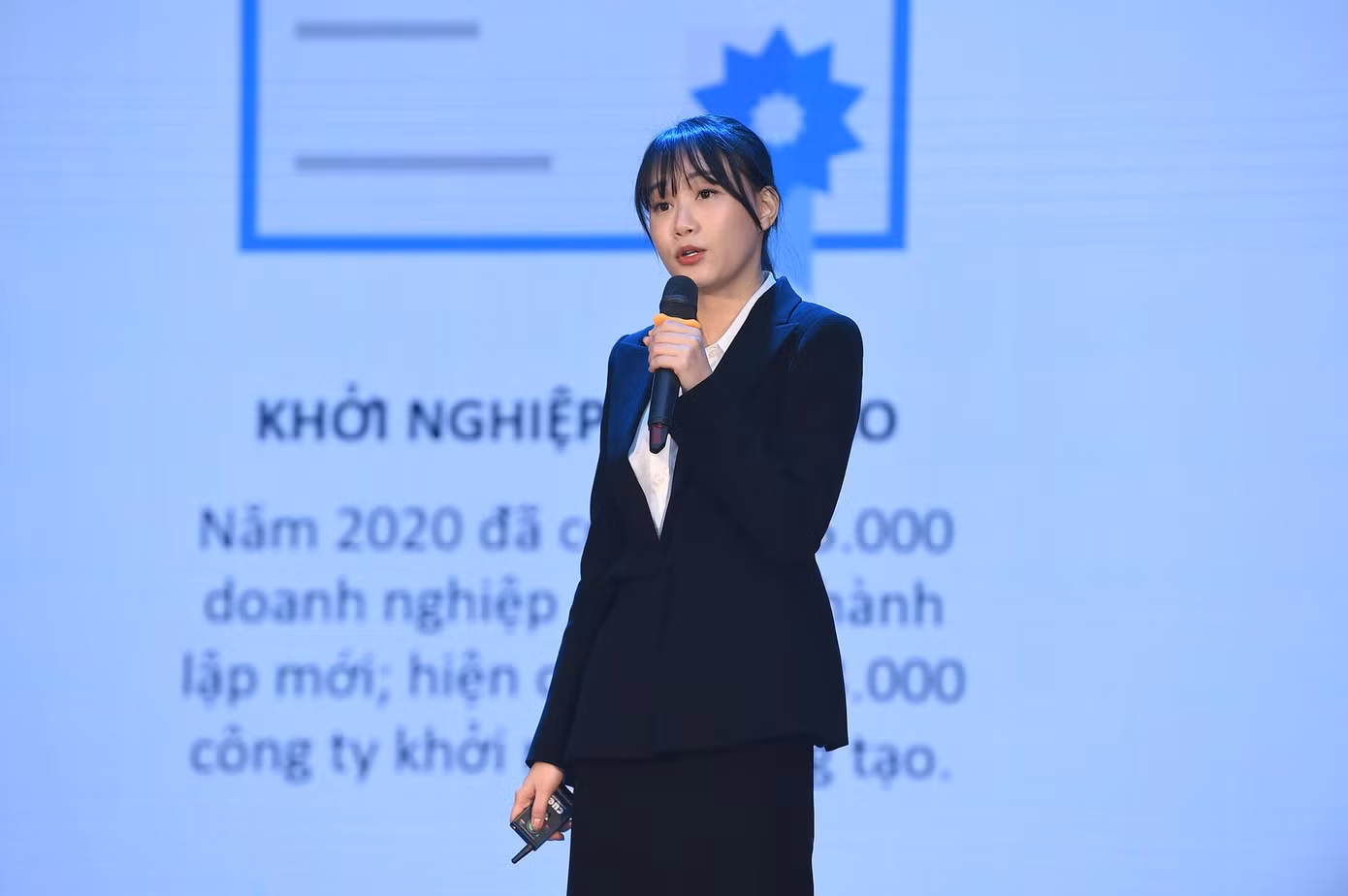 Đại biểu Đỗ Linh Anh - giảng viên Bộ môn Kinh doanh, Khởi nghiệp - ĐH Vin University trình bày báo cáo đề dẫn chủ đề thứ 4 của Diễn đàn. Ảnh: Xuân Tùng