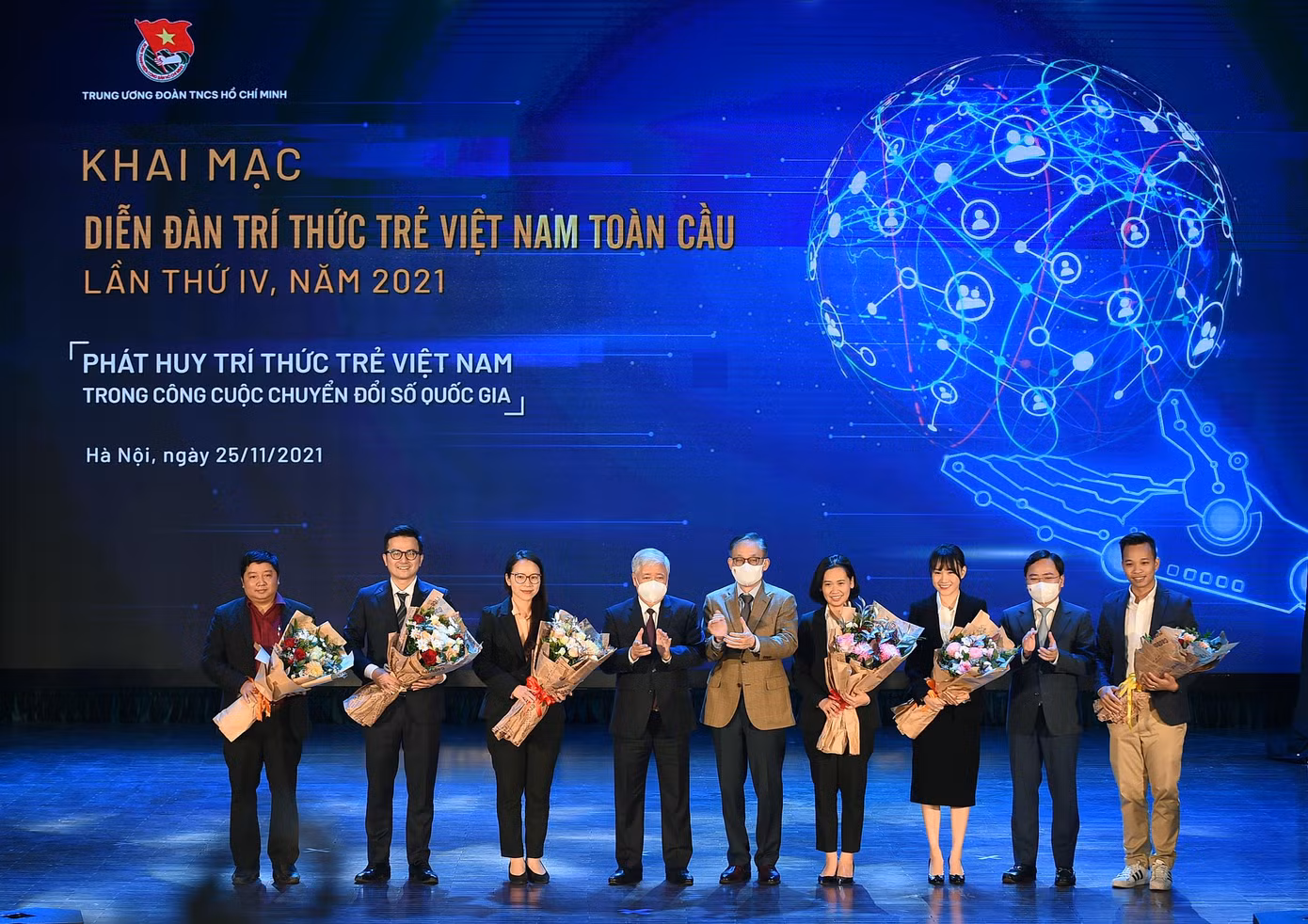 Các đại biểu trí thức trẻ nhận hoa chúc mừng.