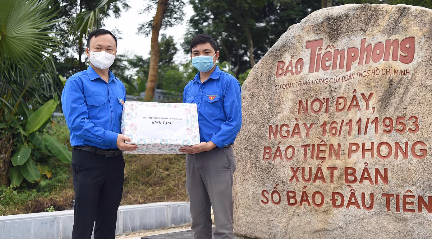 Anh Phạm Tuấn Anh tặng quà Đoàn Thanh niên xã Minh Thanh