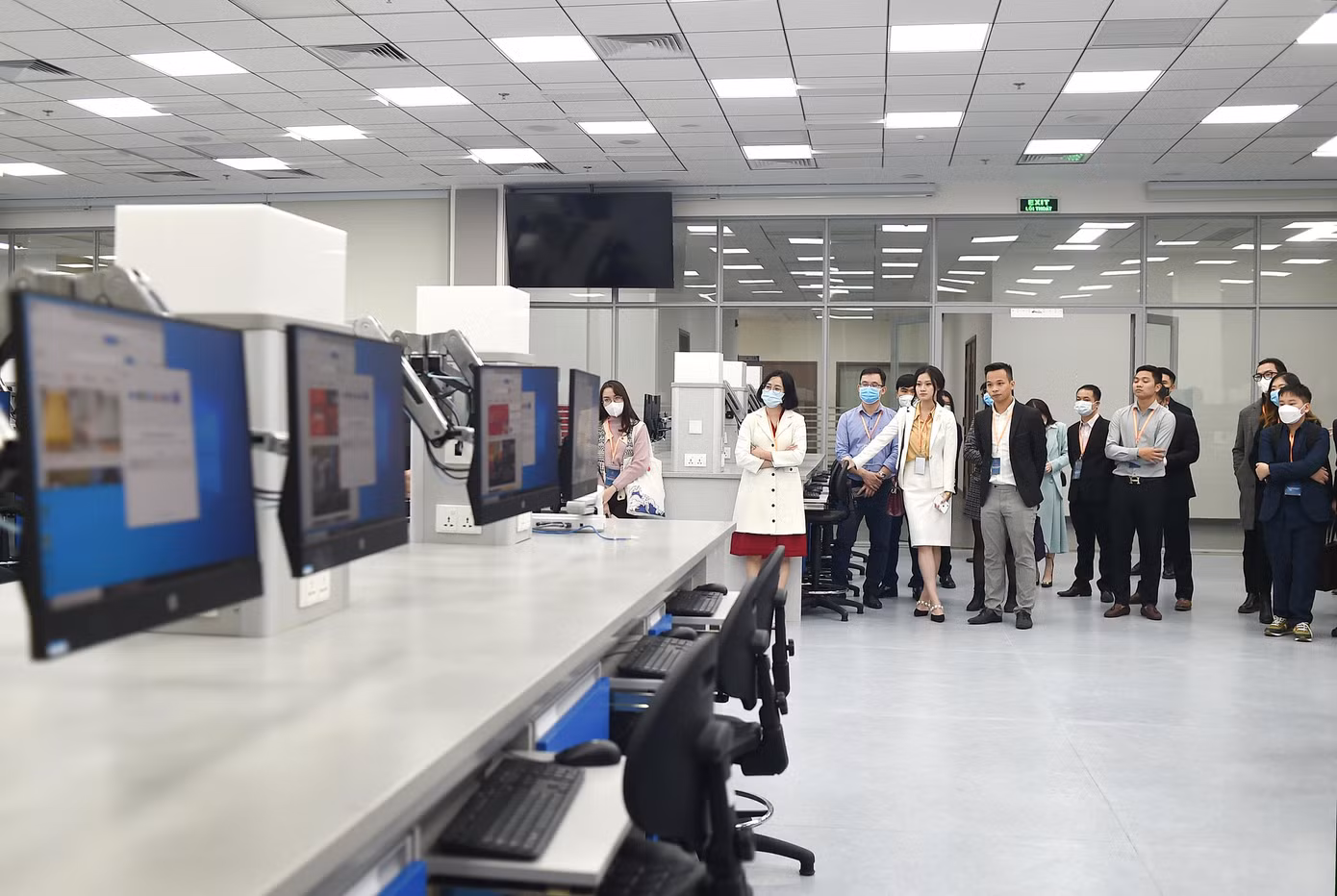 Các đại biểu đã đến thăm và nghe giới thiệu về phòng Superlab (thực hành liên ngành).
