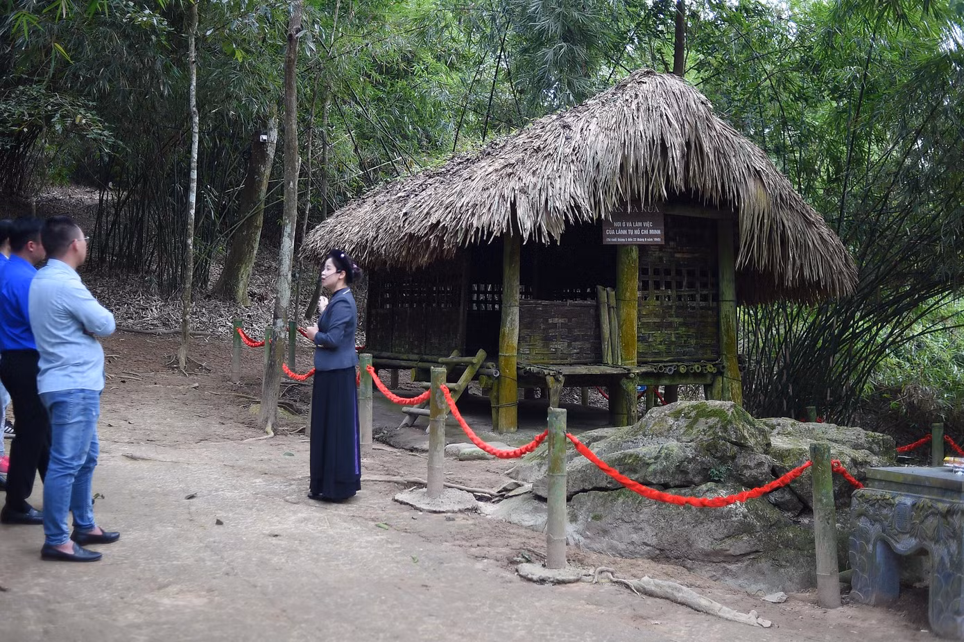 Đoàn tham quan và nghe giới thiệu về di tích lán Nà Nưa