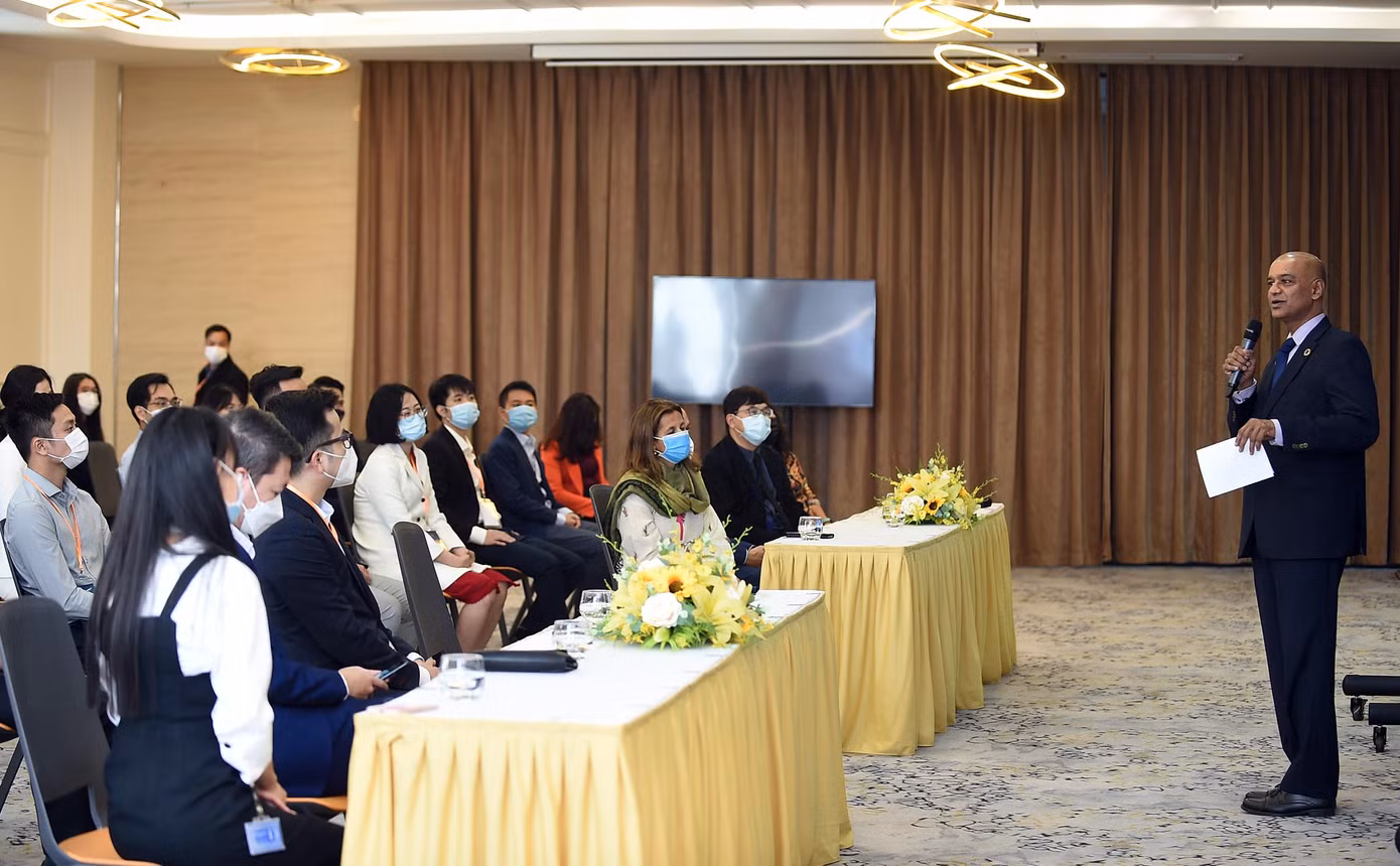 Trong khuôn khổ Diễn đàn Trí thức trẻ Việt Nam toàn cầu lần thứ IV năm 2021, ngày 26/11, tại Hà Nội, đoàn đại biểu trí thức trẻ đã đến tham quan Trường ĐH VinUni.
