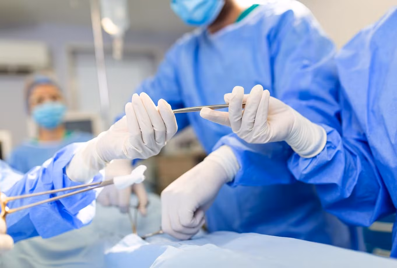 Các bậc phụ huynh nên chú ý quan sát và đưa trẻ đi khám ngay khi phát hiện bất kỳ dấu hiệu bất thường nào ở vùng bìu. Với sự tiến bộ của y học, tình trạng tinh hoàn ẩn hoàn toàn có thể được điều trị hiệu quả, giúp trẻ em phát triển bình thường và khỏe mạnh.
