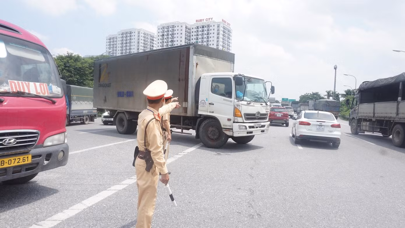 Nhiều tài xế không nắm được thông tin cấm phương tiện vào thành phố từ 6h sáng 24/7