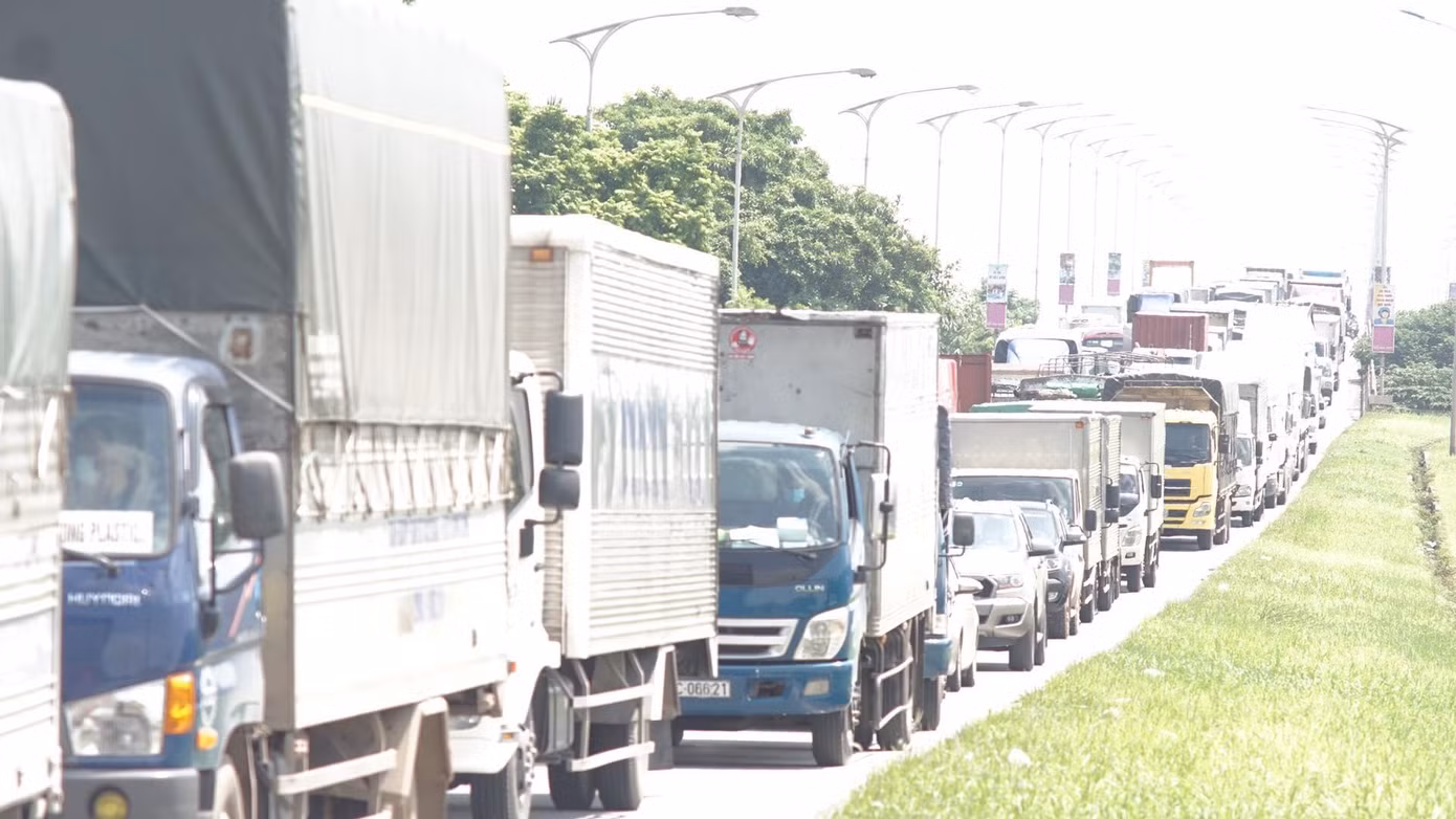 Cầu Phù Đổng vào trung tâm thành phố Hà Nội ùn tắc kéo dài 3-4km.