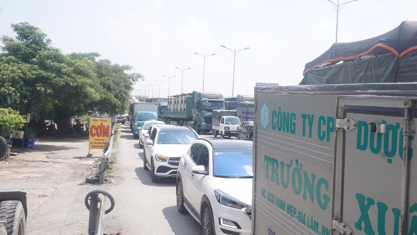 Xe ô tô nuối đuôi nhau phơi nắng chờ quay đầu tại chốt kiểm dịch vào TP Hà Nội