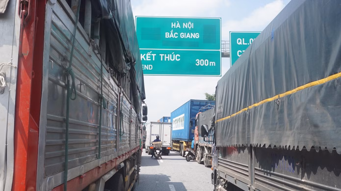 Không chỉ ô tô mà cả xe máy cũng phải quay đầu