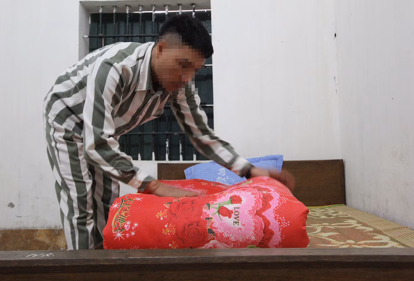 Đặc biệt, dù là ngày Lễ Tình nhân nhưng Hoàng Vũ Quyển vẫn muốn gửi lời cảm ơn sâu sắc đến Ban Giám thị và Hội đồng cán bộ trại giam Yên Hạ vì đã luôn thấu hiểu, quan tâm và động viên các phạm nhân như anh, để phạm nhân nhận ra sai lầm mà mình đã gặp phải, ra sức nỗ lực rèn luyện, lao động và cải tạo, để sớm được hưởng sự khoan hồng của pháp luật, trở về với gia đình. Để những Lễ Tình nhân sau này vợ chồng sẽ được bên nhau trọn vẹn.