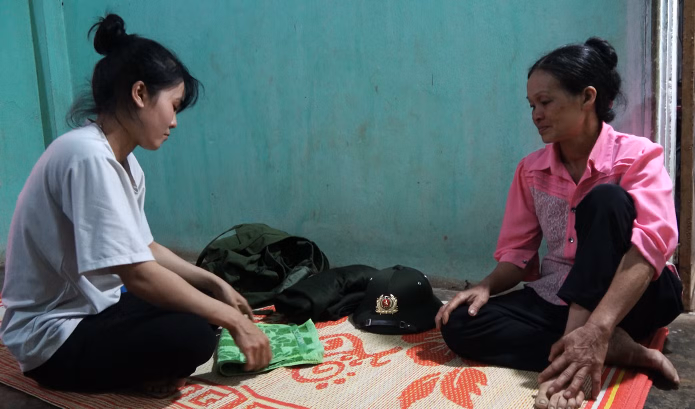 Mẹ tân binh Đỗ Thị Nhật Lệ giúp con gái chuẩn bị tư trang trước ngày nhập ngũ.