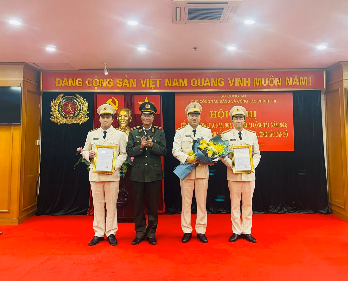 Cục Công tác đảng và công tác chính trị tổ chức công bố các quyết định của Bộ Công an về tổ chức bộ máy và công tác cán bộ.
