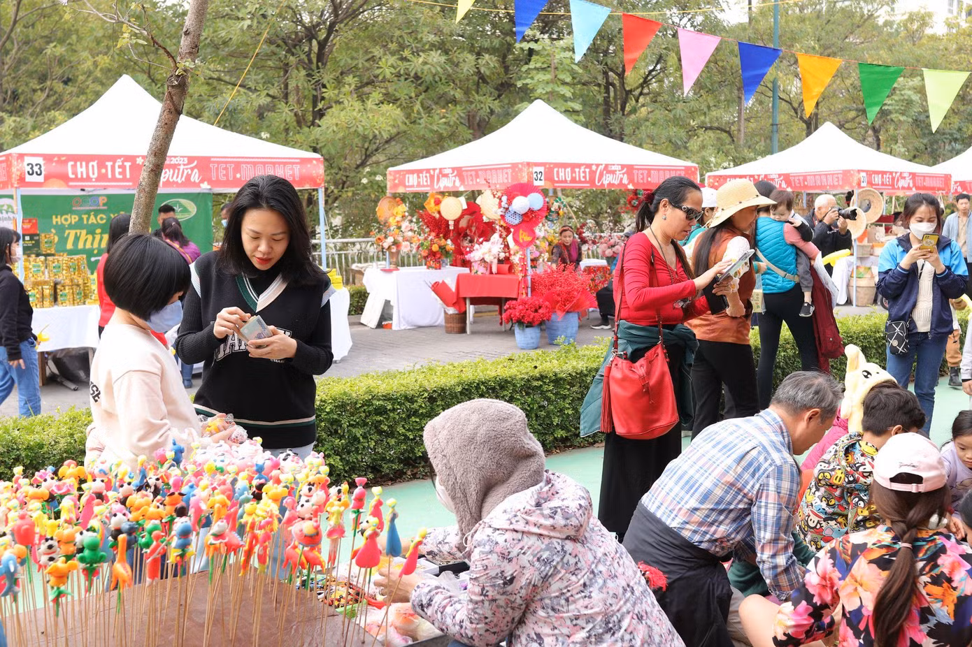 Có thể chẳng mua sắm gì cũng đi để được ngắm nhìn, để được lắng nghe chút không khí của ngày xưa (Ảnh: Ciputra Hanoi)