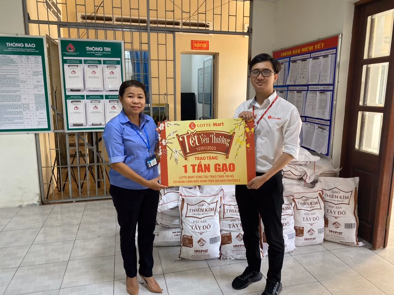 Hoạt động trao tặng 1 tấn gạo ở mỗi khu vực lân cận với 15 trung tâm mua sắm của LOTTE Mart đã mang đến mùa Tết ấm áp hơn cho nhiều hộ gia đình khó khăn