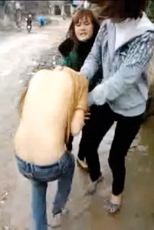 Hình ảnh khiến mọi người không thể tin đó là hành động của những nữ sinh trung học phổ thông