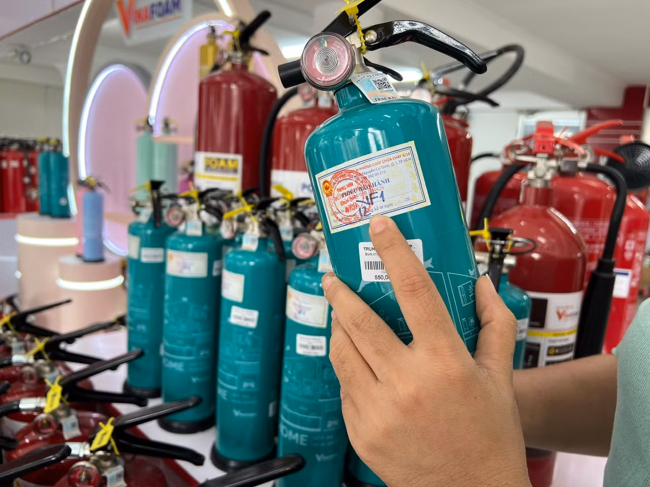 Khách hàng chọn sản phẩm phòng cháy chữa cháy nên quan tâm đến tem kiểm định do Bộ Công an cấp