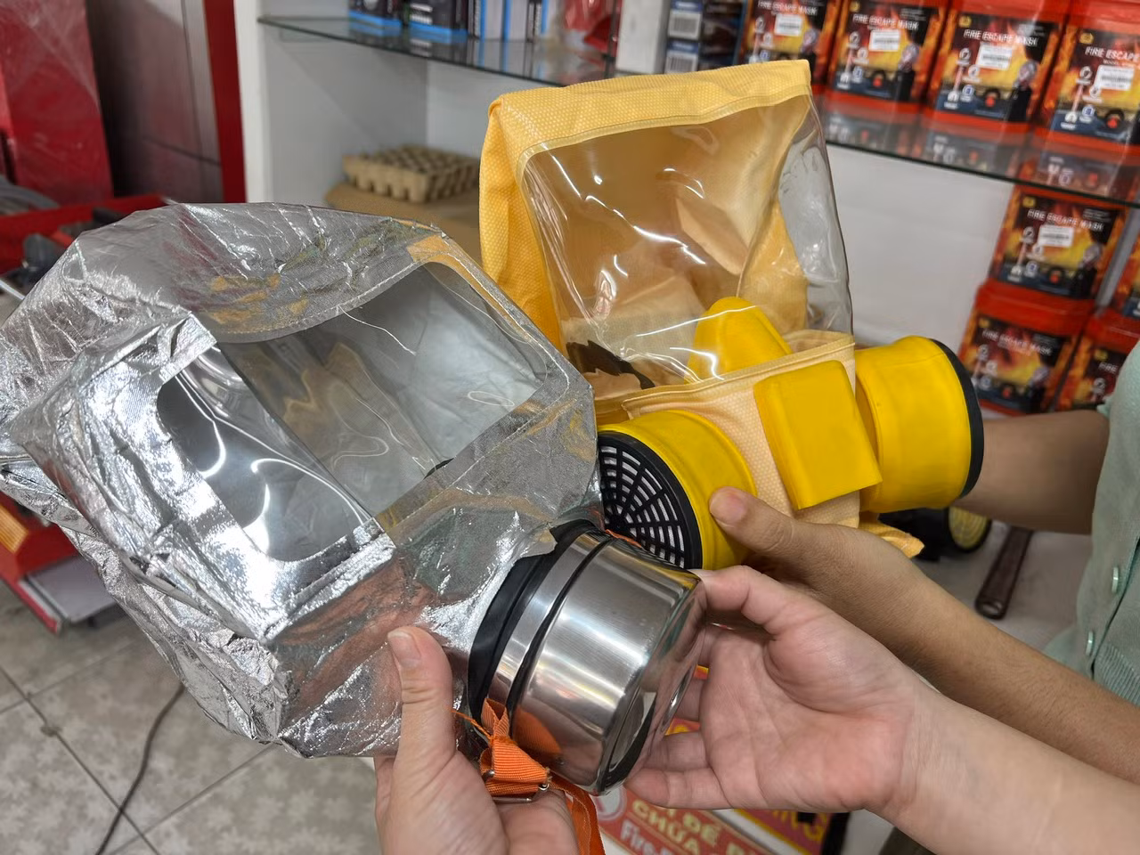 Mặt nạ chống độc, thang dây được nhiều khách hàng lựa chọn