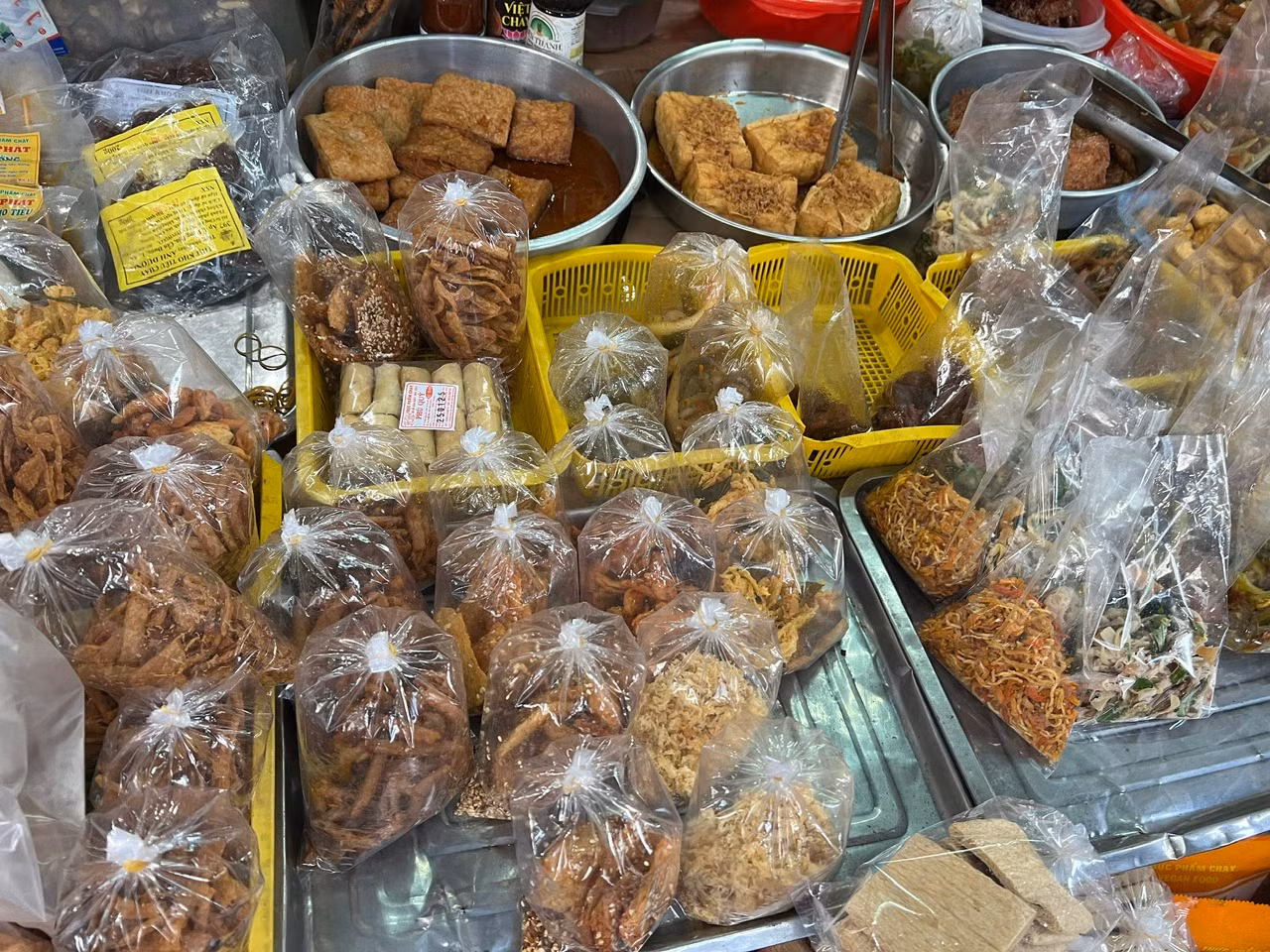 Thực phẩm chay được sử dụng nhiều nhất là đậu hũ, mì căn. Để thuận tiện cho người dân, nhiều tiệm kinh doanh thực phẩm đã chế biến sẵn thành từng món như mì căn chiên giòn, đậu hũ chiên muối sả, chà bông chay, chả giò chay... có giá chỉ từ 10.000 đồng/bịch.