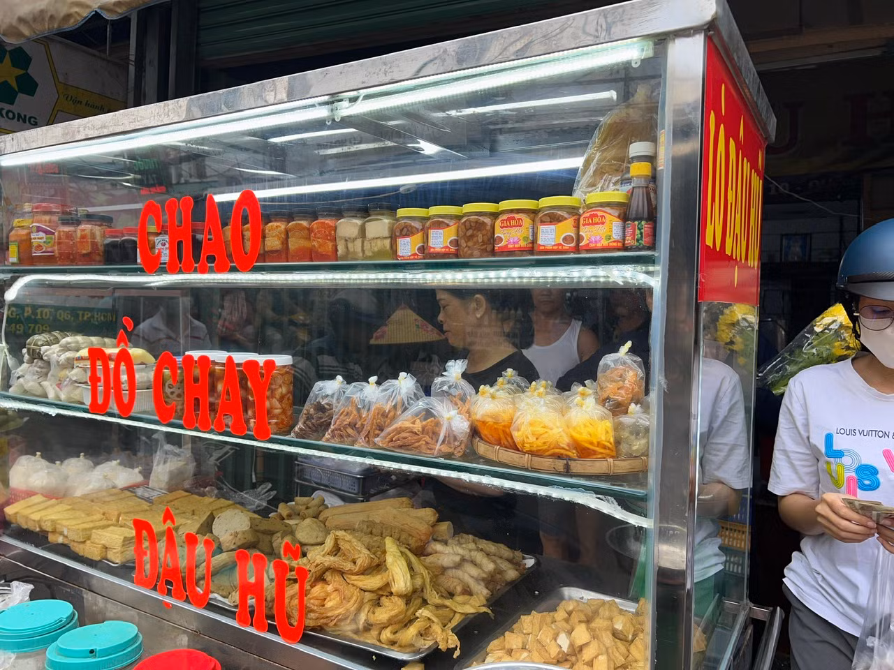 Một tiệm kinh doanh đậu hũ trên đường An Dương Vương (quận Bình Tân, TPHCM) cho biết đã tăng sản lượng lên gấp đôi so với ngày thường để phục vụ nhu cầu ăn chay của người dân. Đậu hũ được làm tại chỗ, giá bán như ngày thường với 3.500 đồng/bìa đậu. Ngoài ra, nơi này còn bán nhiều món chay chế biến sẵn, đồ chay giả mặn như chả cá, heo quay...