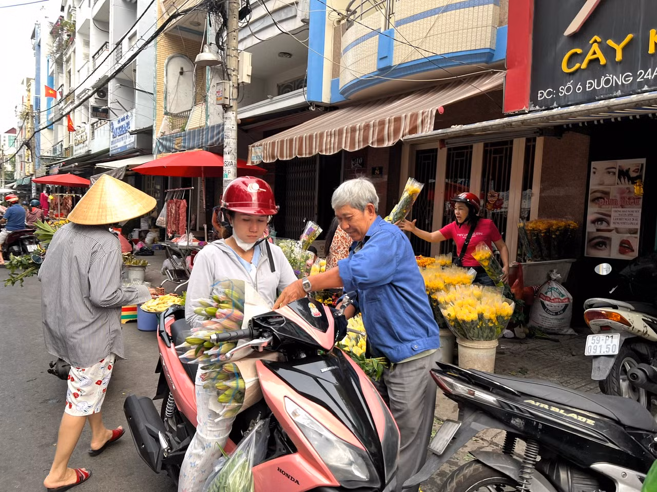 Nhiều người tranh thủ đi chợ mua đồ cúng khá sớm, tránh để đúng rằm lo giá còn tăng.