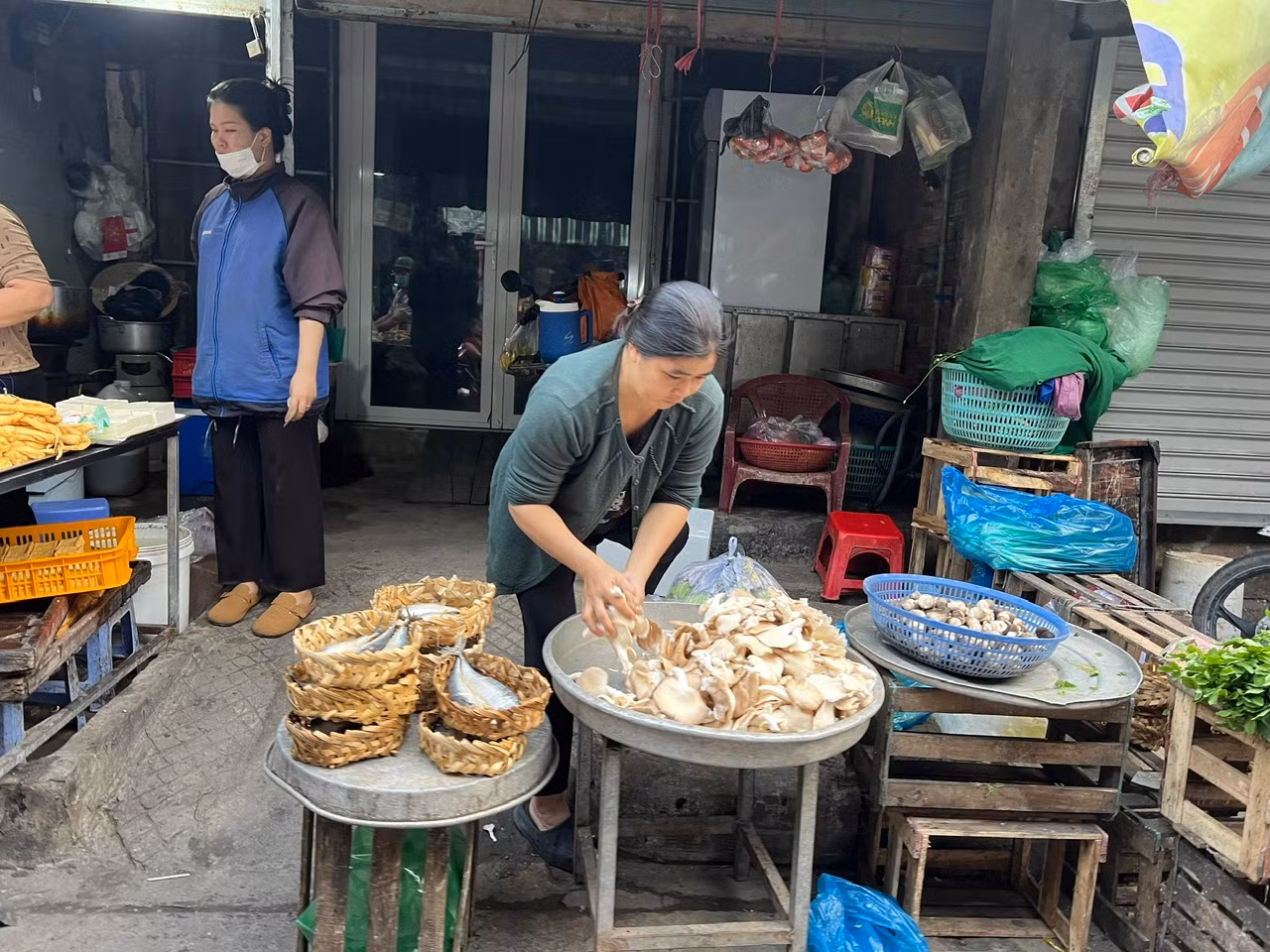 Các loại nấm luôn được người ăn chay sử dụng nhiều nên luôn đắt hàng, nhiều loại nấm tăng giá cao.