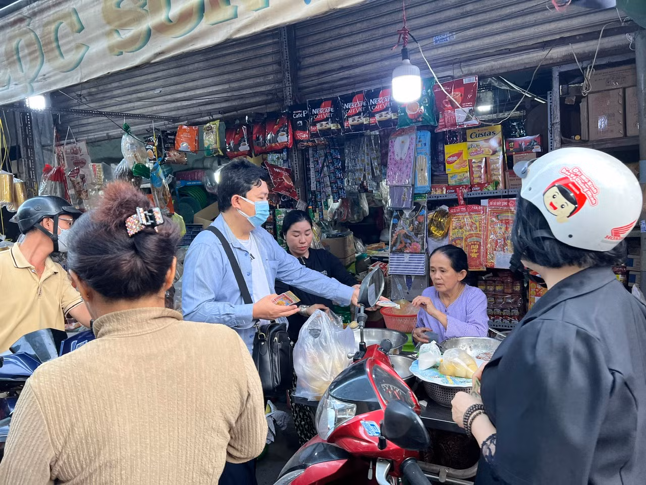 Xôi gấc, chè trôi nước được người mua xếp hàng xung quanh, giá mỗi bịch từ 10.000 - 15.000 đồng. Chưa tới 9 giờ sáng nhưng hàng chè này đã gần hết hàng.