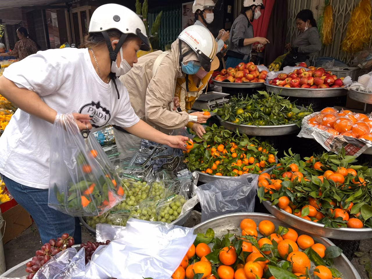 Trái cây có màu vàng, đỏ được khách hàng ưa chuộng. Cam canh trong nước có giá tới 80.000 đồng/kg, các loại cam vàng, quýt vàng siêu ngọt có giá từ 35.000 - 50.000 đồng/kg, thanh long khoảng 30.000 đồng/kg.