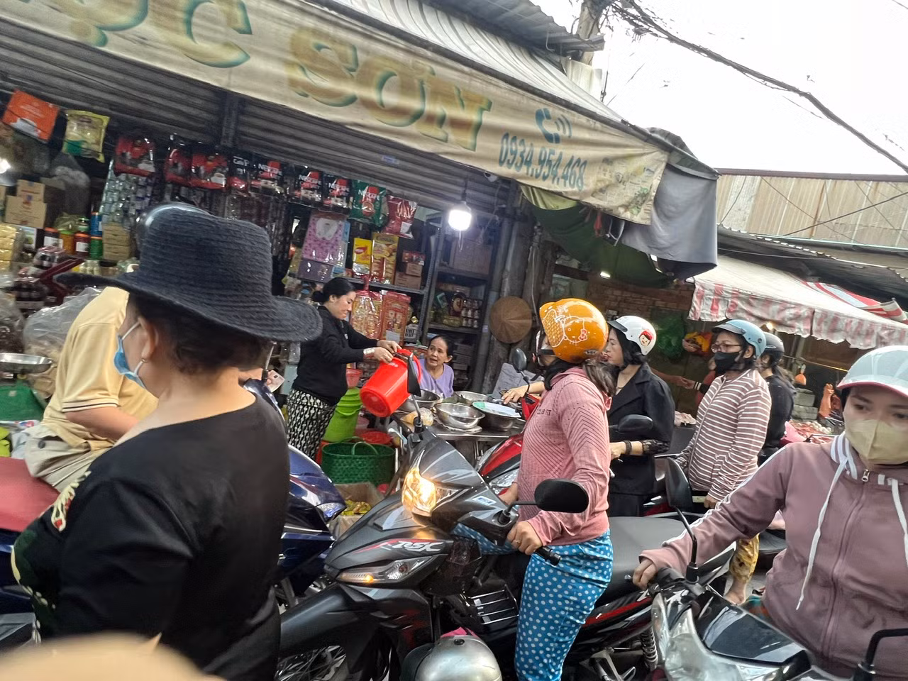 Sáng 11/2, một ngày trước rằm tháng Giêng, nhiều khu chợ ở TPHCM đã tấp nập người dân mua đồ cúng, thực phẩm chay. "Cứ tới rằm tháng Giêng là ngày trăng tròn đầu tiên của năm, cả gia đình tôi đều giữ thói quen ăn chay trong hai ngày 14 và 15 âm lịch. Ăn chay trong ngày này để thanh lọc cơ thể, cầu bình an và may mắn cho gia đình" - chị Nguyễn Thị Sa (ngụ quận 8) bộc bạch.