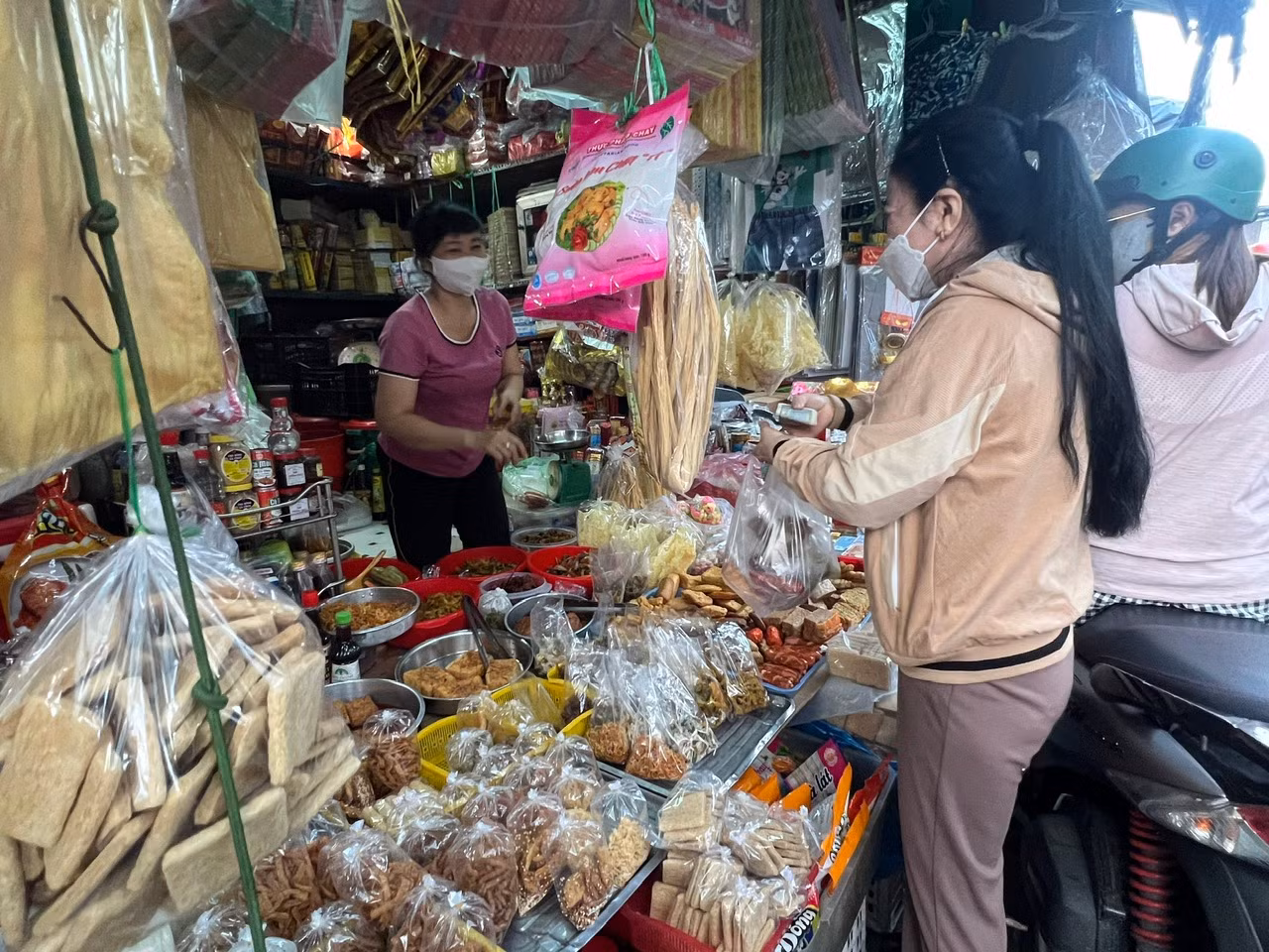 "Do bận đi làm cả ngày nên tôi đến chợ mua đồ chay chế biến sẵn để vừa bày mâm cúng, vừa dùng trong gia đình. Các món chay được chế biến đa dạng, giá cả phải chăng và rất tiện lợi" - chị Hương Hoa (32 tuổi, nhân viên văn phòng) chia sẻ.