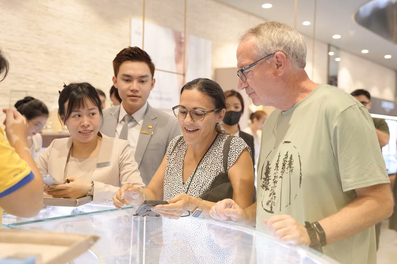 Ngay cả khách nước ngoài cũng hào hứng "săn vàng" trong ngày này. “Chúng tôi cũng tin rằng mua sắm trang sức vàng đầu năm là cách để làm đẹp cho bản thân, nguyện cầu may mắn và có thêm nhiều trải nghiệm văn hoá thú vị. Đặc biệt, tôi sẽ dành tặng món quà trang sức ý nghĩa này cho con gái, khi chúng tôi về nước” - Ông Thomas (đến từ Thuỵ sĩ) chia sẻ. Nhà vàng này sẽ mở cửa phục vụ đến vị khách cuối cùng.
