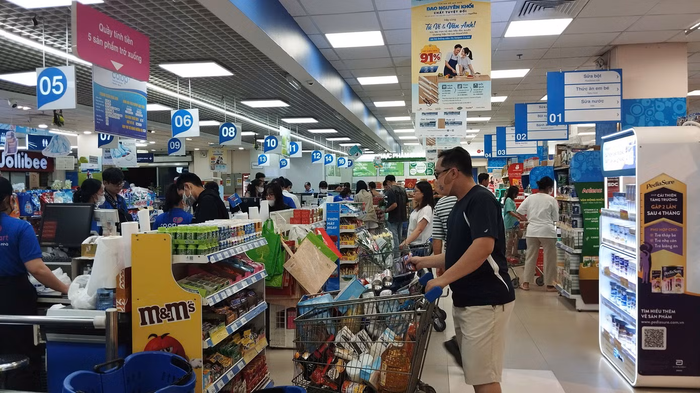 Theo đại diện Saigon Co.op, chương trình khuyến mãi dịp lễ giỗ Tổ Hùng Vương sẽ tập trung giảm giá sâu các nhóm hàng thiết yếu như thực phẩm tươi sống, thực phẩm chế biến sẵn, nước giải khát và đồ uống có cồn...