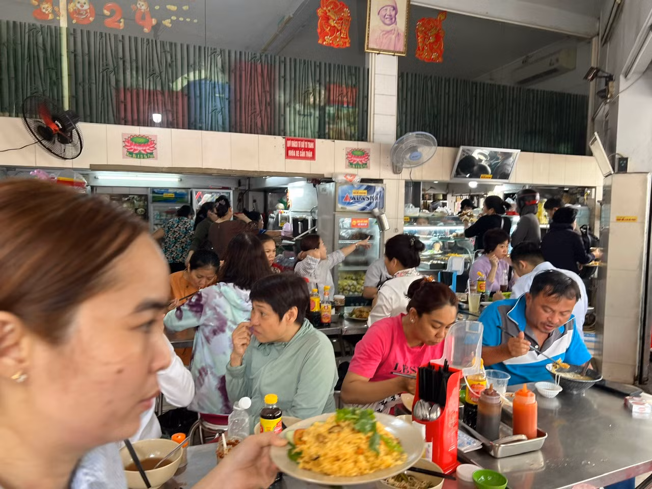 "Quán đông nhưng thức ăn ngon, giá cả phải chăng nên gia đình tôi vẫn thường đến đây. Ăn chay trong ngày Tết Nguyên Tiêu không chỉ là thói quen mà còn giúp thanh lọc cơ thể" - chị Hằng (ngụ quận 10) cho biết.