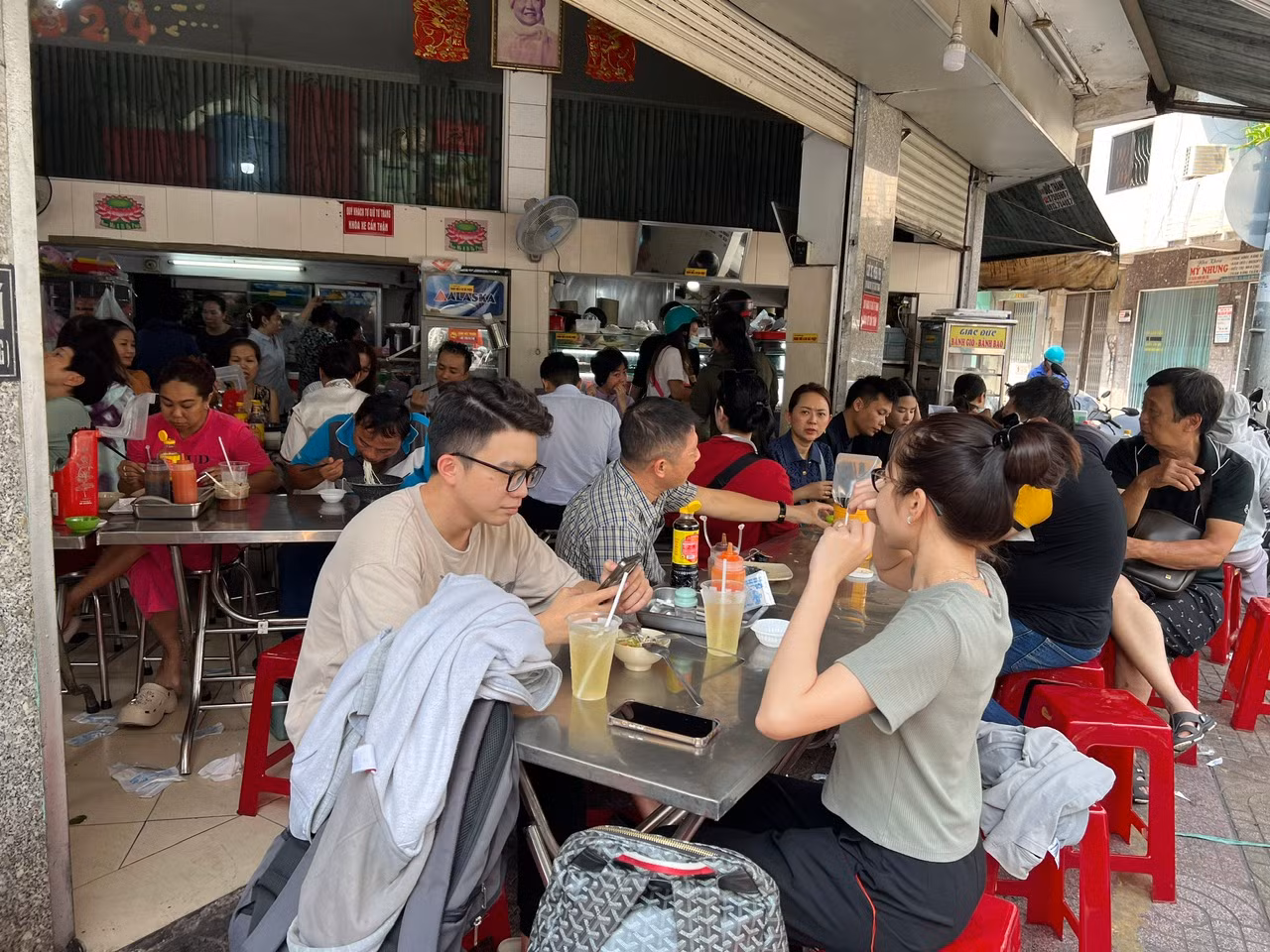 Một quán cơm chay đông nghẹt khách. Khách có thể gọi riêng từng phần hoặc gọi theo combo để cả gia đình cùng thưởng thức.