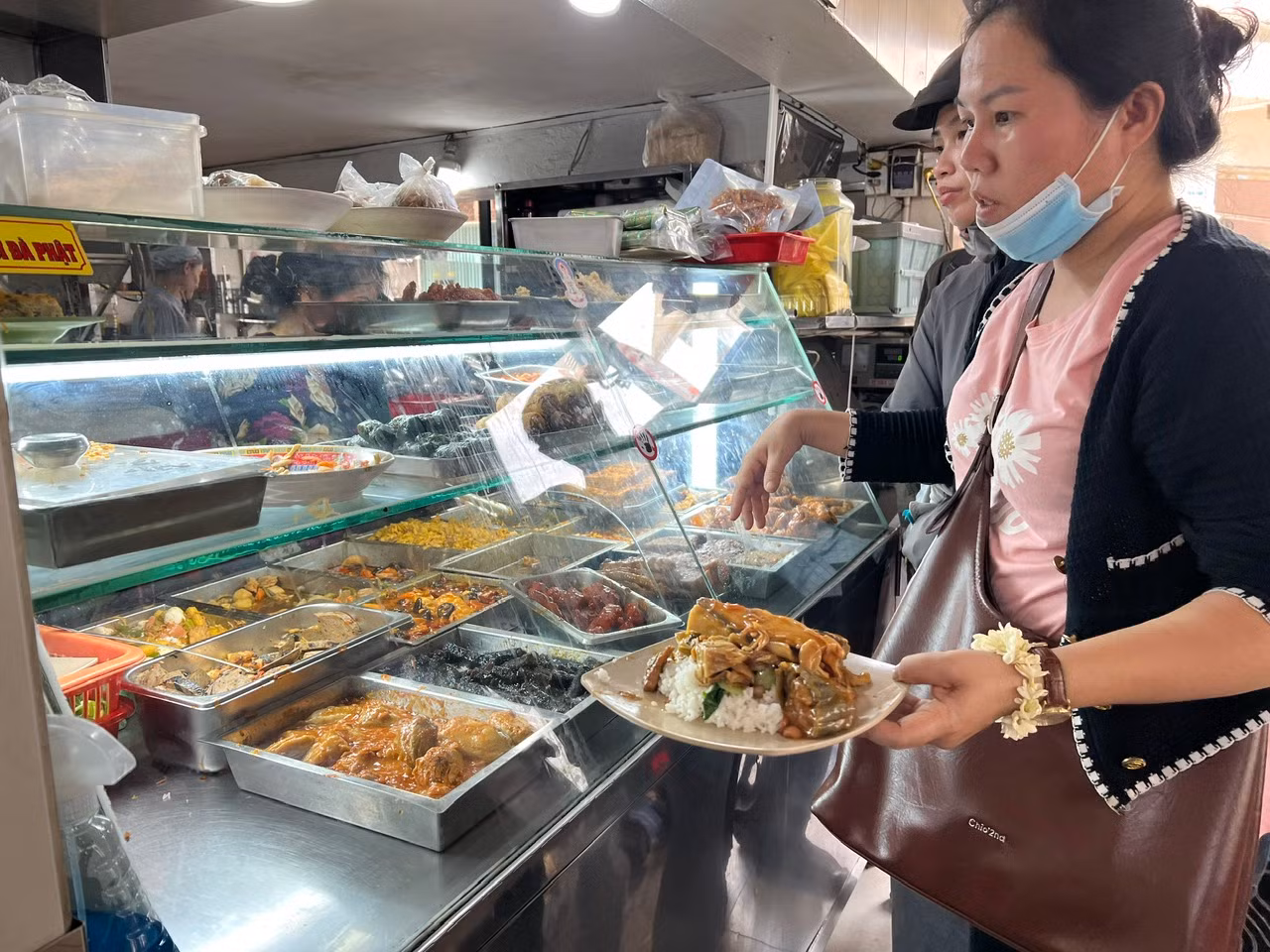 Nhiều khách sau đi chùa dịp rằm tháng Giêng đã vào quán chay dùng bữa trưa. Mọi người còn tự phục vụ cho nhanh chứ không chờ đến nhân viên.