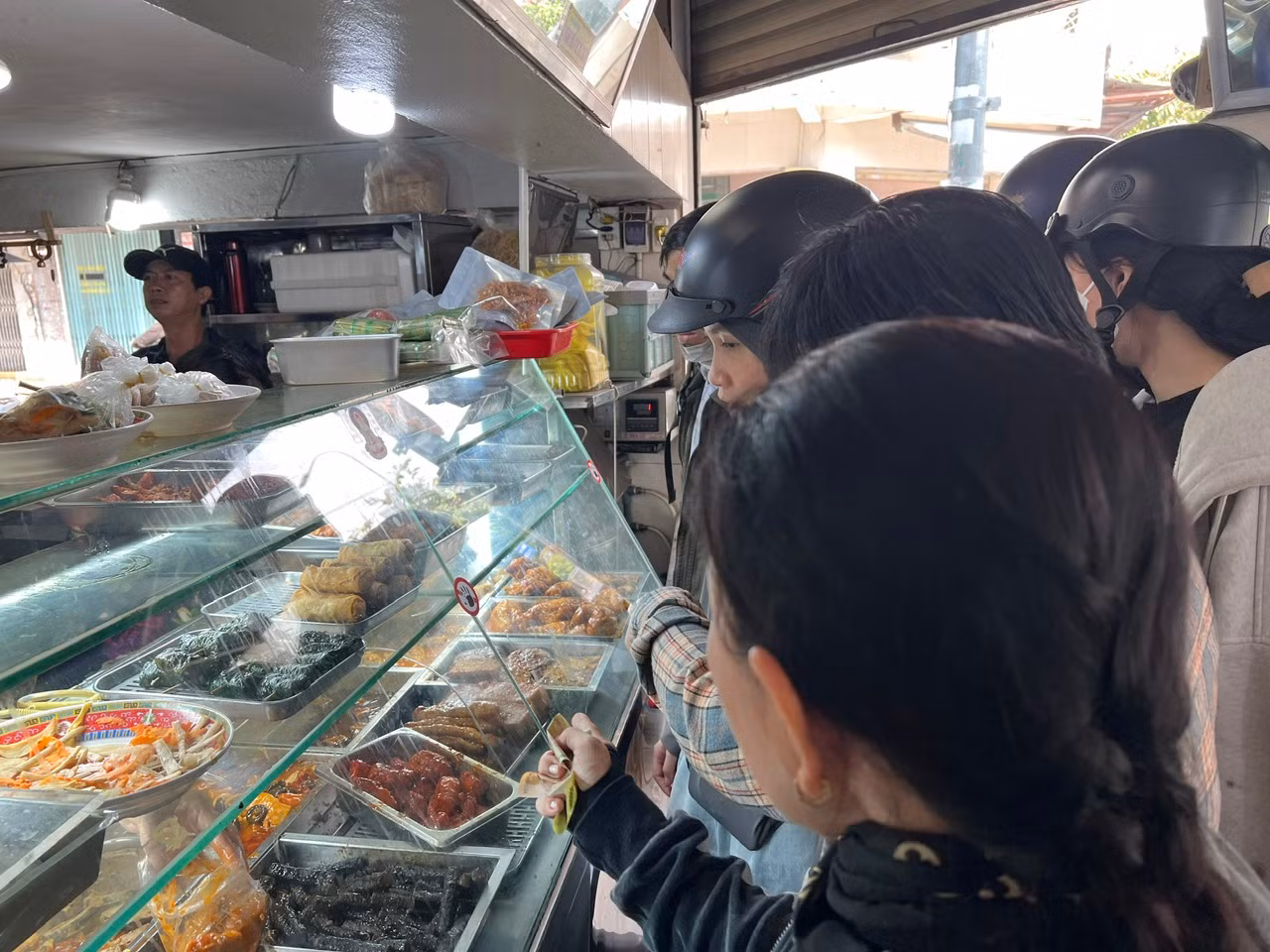 Hàng chục món chay ngon mắt, không thua gì món mặn như chả giò, gà kho gừng, bò lá lốt... Tất cả đều được làm từ đậu hủ, mì căn... có giá từ 35.000 - 50.000 đồng/phần. "Hôm nay lượng khách đến tăng gấp 2 - 3 lần so với ngày thường. Nhiều lúc, quán không còn một bàn trống. Chúng tôi huy động 100% nhân viên phục vụ nhưng nhiều khách vẫn phải chờ vì quá đông" - nhân viên tiệm Giác Đức cho biết.